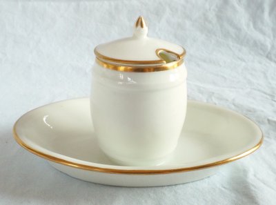 Nast : paire de moutardiers d’époque Empire en porcelaine de Paris blanche et or