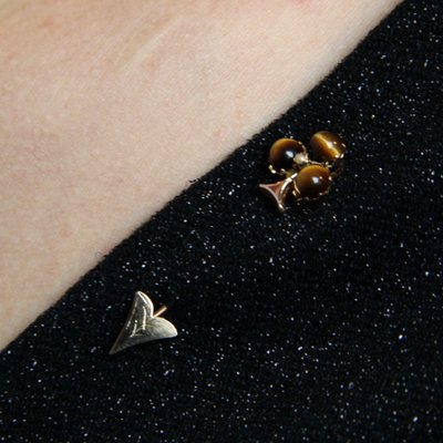 Spilla antica con occhio di tigre e perla fine