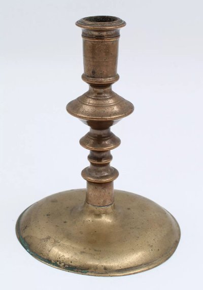 BRONZE-KERZENHALTER Haute-Époque-Kerzenhalter aus dem 16./17. Jahrhundert