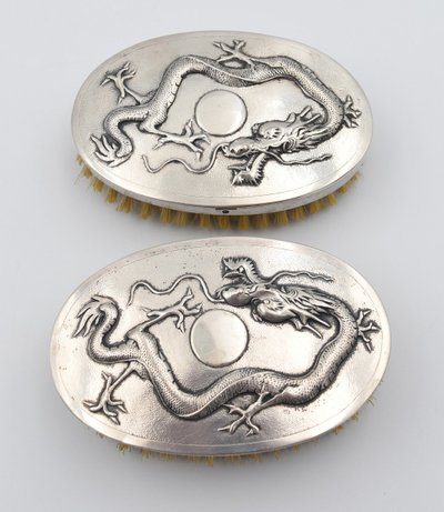 Tuck Chang Coppia di spazzole cinesi in argento sterling con decorazione a forma di drago