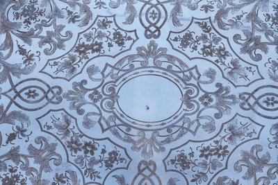 Grande vassoio rettangolare in metallo argentato riccamente decorato, inizio XX secolo