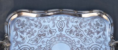 Grande vassoio rettangolare in metallo argentato riccamente decorato, inizio XX secolo