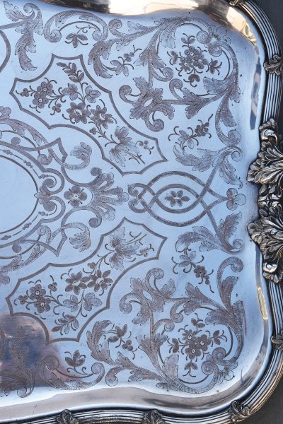 Grande vassoio rettangolare in metallo argentato riccamente decorato, inizio XX secolo