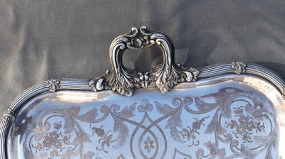 Grande vassoio rettangolare in metallo argentato riccamente decorato, inizio XX secolo