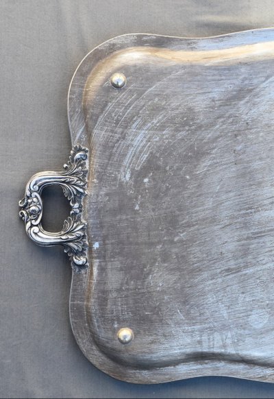 Grande vassoio rettangolare in metallo argentato riccamente decorato, inizio XX secolo