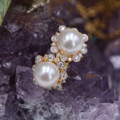 Orecchini in oro giallo con perle Akoya e diamanti