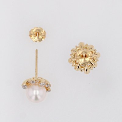 Orecchini in oro giallo con perle Akoya e diamanti