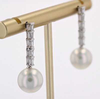 Orecchini pendenti con perle Akoya e diamanti trapezoidali