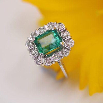 Blumenring mit Smaragd und Diamanten