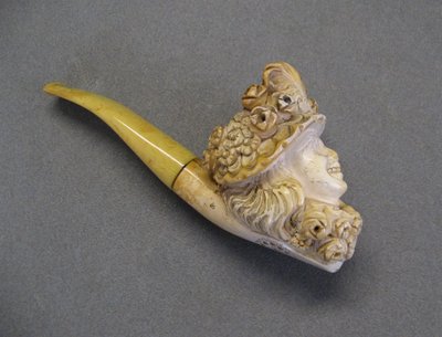 Meerschaumpfeife mit Darstellung einer Renaissancefigur.