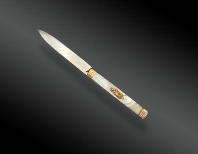 COLTELLO DI CHIUSURA DI LUSSO, ORO, ARGENTO E MADREPERLA, Francia, fine XVIII secolo