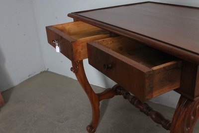 Bureau ancien Louis Philippe en noyer de Toscane, milieu du XIXe siècle, restauré. Dimensions : 84 x 55 x 78 cm.