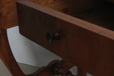 Bureau ancien Louis Philippe en noyer de Toscane, milieu du XIXe siècle, restauré. Dimensions : 84 x 55 x 78 cm.