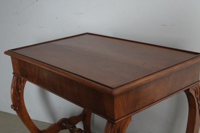 Bureau ancien Louis Philippe en noyer de Toscane, milieu du XIXe siècle, restauré. Dimensions : 84 x 55 x 78 cm.