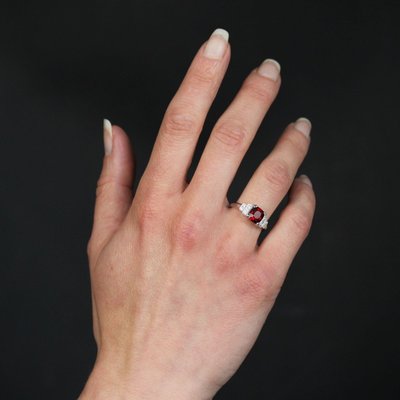 Ring mit natürlichem rotem Spinell und Diamant
