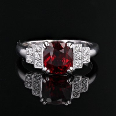 Ring mit natürlichem rotem Spinell und Diamant