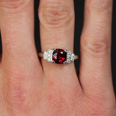Ring mit natürlichem rotem Spinell und Diamant