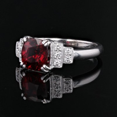 Ring mit natürlichem rotem Spinell und Diamant