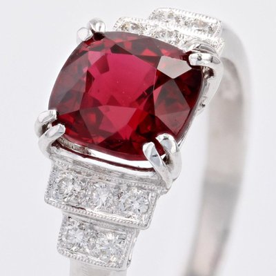 Ring mit natürlichem rotem Spinell und Diamant