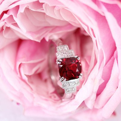 Ring mit natürlichem rotem Spinell und Diamant