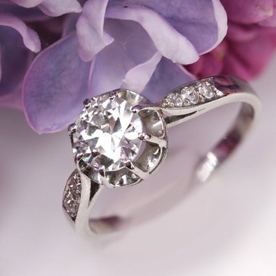 Anello solitario con diamante antico