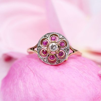 Anello antico con rubino rotondo e diamanti