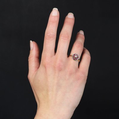 Anello antico con rubino rotondo e diamanti
