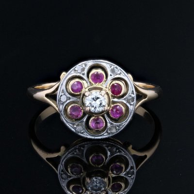 Anello antico con rubino rotondo e diamanti