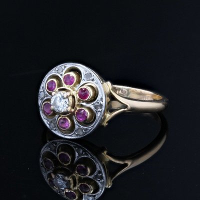 Anello antico con rubino rotondo e diamanti