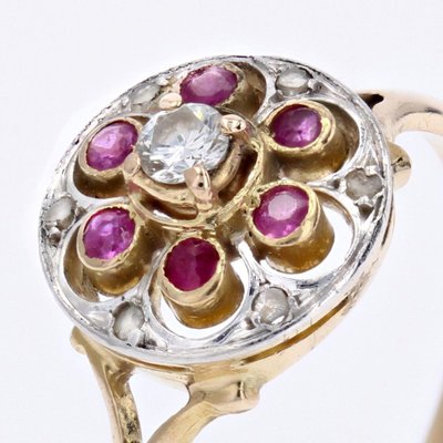 Anello antico con rubino rotondo e diamanti