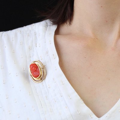 Spilla antica con cammeo in corallo e oro