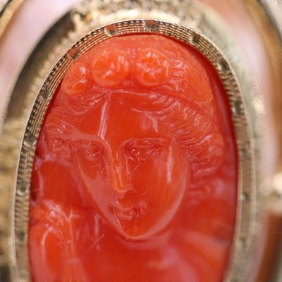 Spilla antica con cammeo in corallo e oro