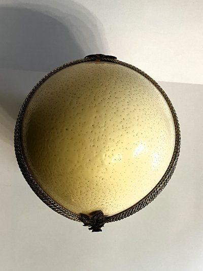 Œuf d'autruche transformé en coffret à bijoux