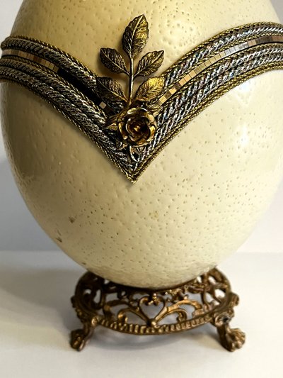 Œuf d'autruche transformé en coffret à bijoux