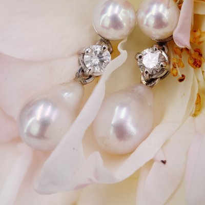 Orecchini pendenti con perle coltivate e diamanti