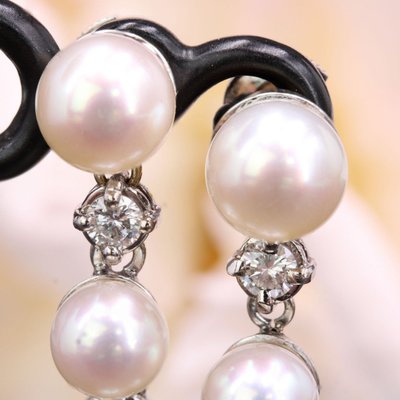 Orecchini pendenti con perle coltivate e diamanti