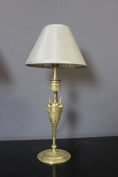 Paar bronzene Kerzenleuchter als Lampen montiert, um 1880