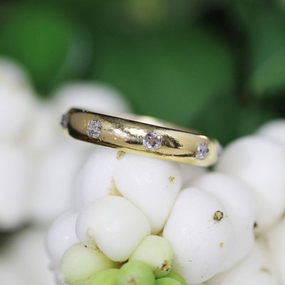 Antiker Ehering aus Gelbgold mit Kissendiamanten