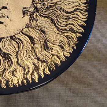 1970 Magnifique Table De Piero Fornasetti Représentant "Le Roi Soleil" (Louis XIV). Fabriqué en Italie