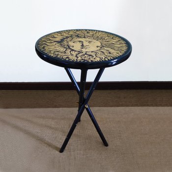1970 Magnifique Table De Piero Fornasetti Représentant "Le Roi Soleil" (Louis XIV). Fabriqué en Italie