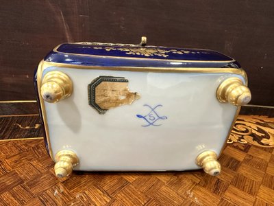 Un portagioie in porcellana di Sèvres, fine del XIX secolo