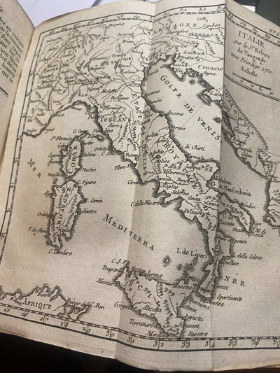 Schönes Buch mit gekürzter und einfacher Methode der Geographie von 1805. Gedruckt in Paris. Illustration von Karten XVIII