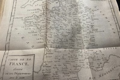 Schönes Buch mit gekürzter und einfacher Methode der Geographie von 1805. Gedruckt in Paris. Illustration von Karten XVIII