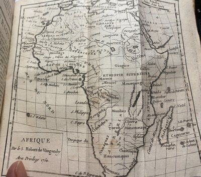 Schönes Buch mit gekürzter und einfacher Methode der Geographie von 1805. Gedruckt in Paris. Illustration von Karten XVIII