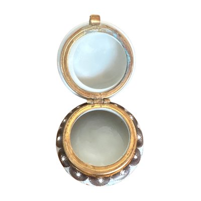 Petite boîte ronde en opaline émaillée – XIXᵉ siècle