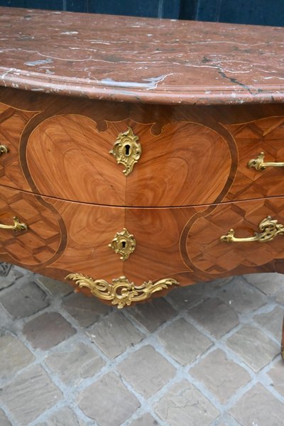 Belle commode en placage d époque Louis XV