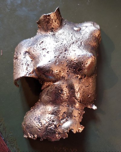 Grande spilla a forma di busto di donna