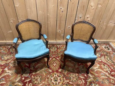 Paire de fauteuils de style Louis XV en cannage 