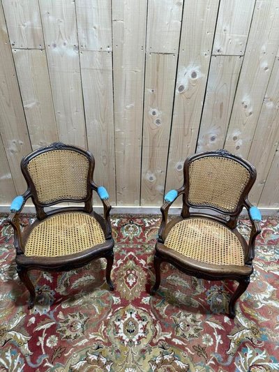 Paire de fauteuils de style Louis XV en cannage 