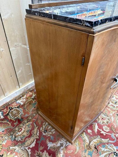 Niedriges Sideboard aus der Arr-Deco-Zeit mit Spiegel und Marmor
